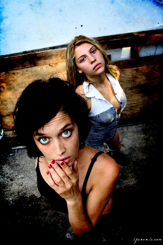 Ipanemic - Girls in an alley, no. 430