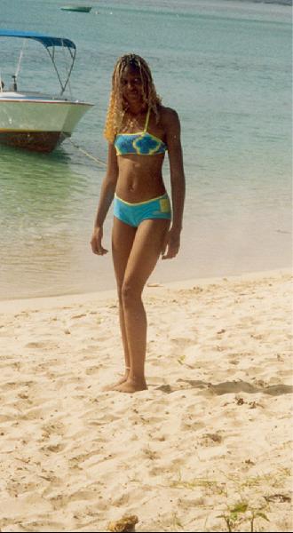 cinnamon - beach babe