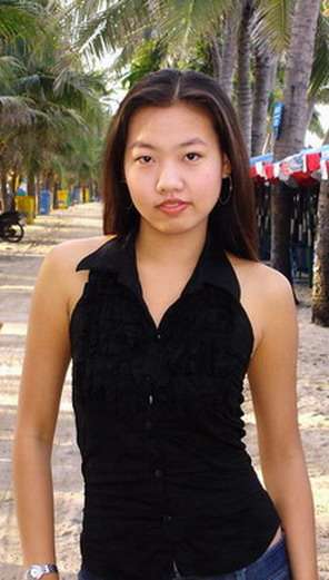 Annie - Outdoor along the beach