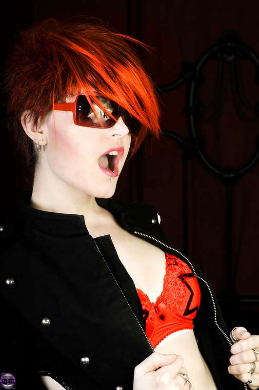 Vivica Hallow - red glam