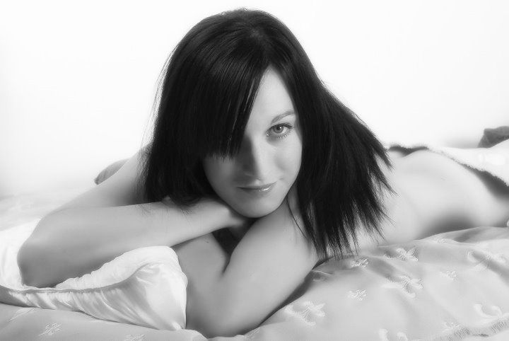 Loella - black and white