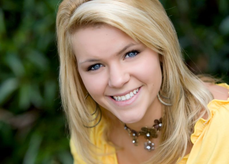 Chelsea Hahn - yellow shirt