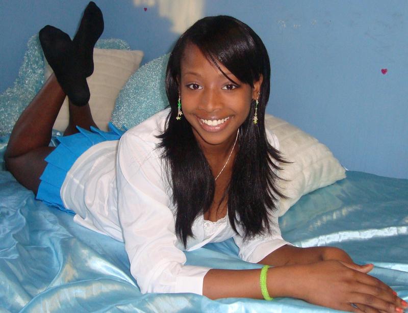 Manuela Liu - Beauty in Bed