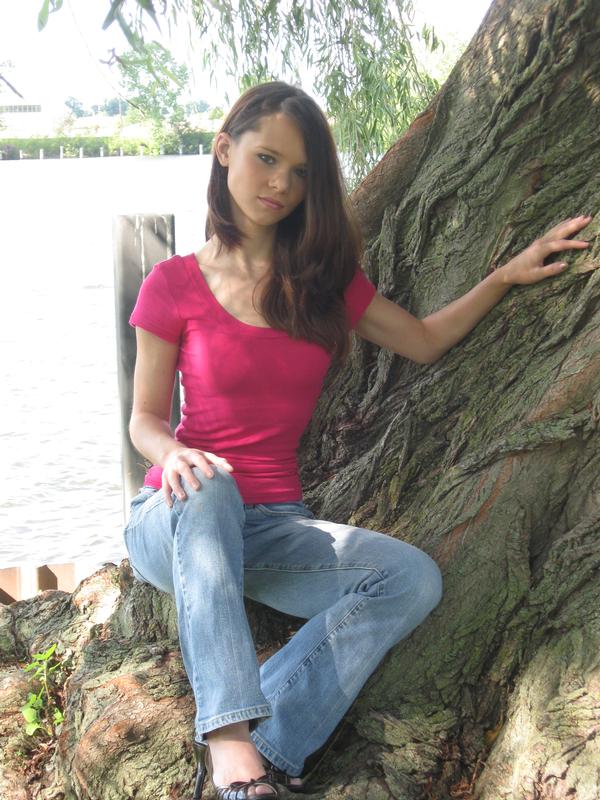 Sarah Vinci - By The Tree