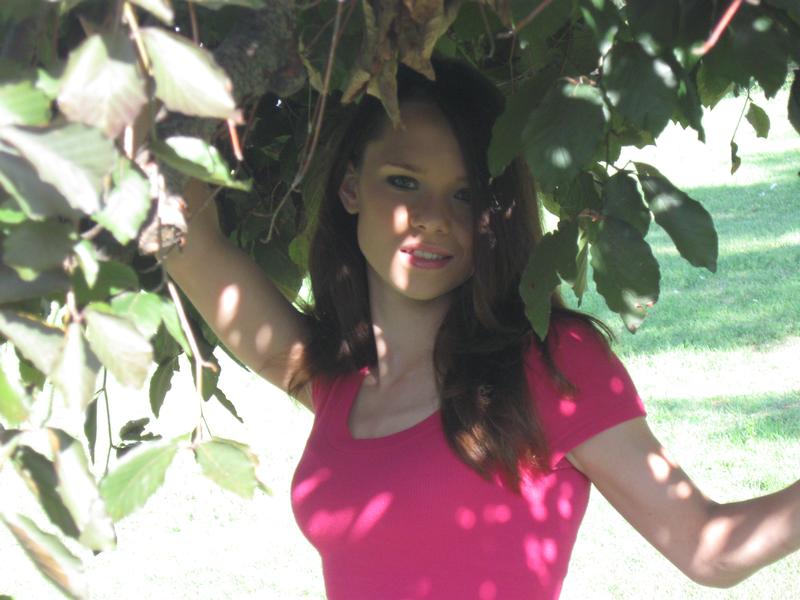 Sarah Vinci - Under The Tree